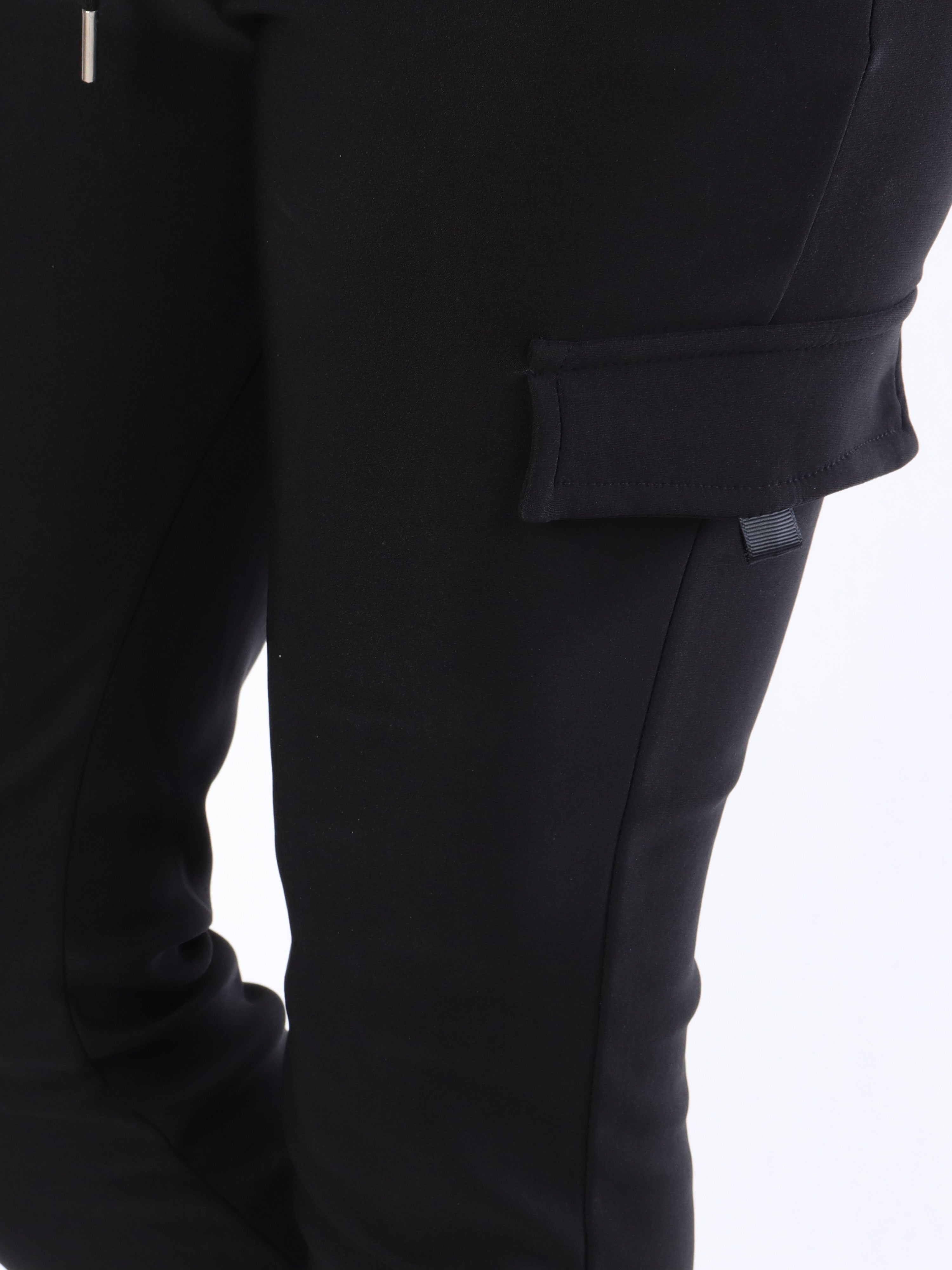 Antonia - Svarta elastiska byxor med fickor på benen